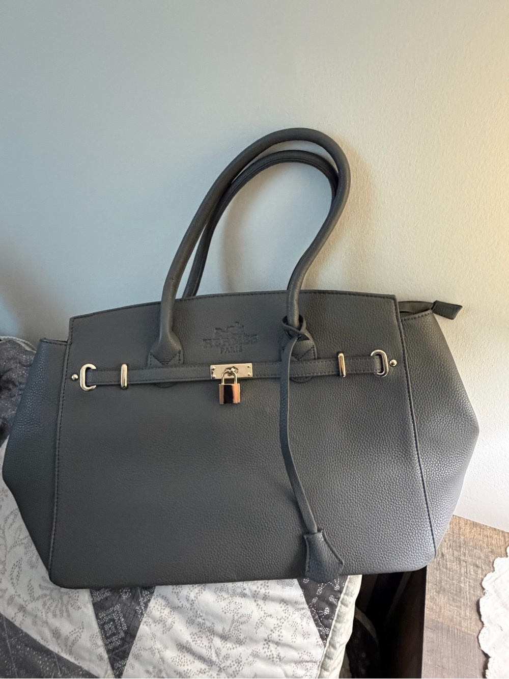 “Knock off bag” Grey Tote style bag with matching wallet.